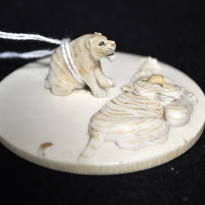 Lot 47 - A Japanese carved and stained ivory box, early 20th Century