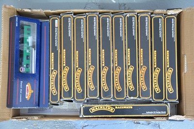 Lot 56 - Bachmann and Mainline OO gauge model railway passenger coaches; Thirteen