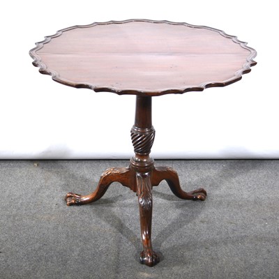 Lot 424 - A Georgian mahogany tripod table