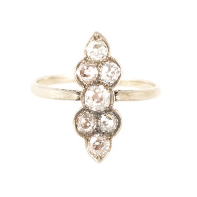 Lot 201 - An Art Deco seven stone diamond ring.