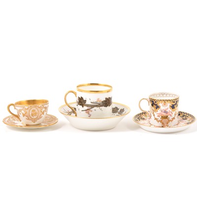 Lot 8 - A collection of decorative wall plates, cabinet cups and saucers