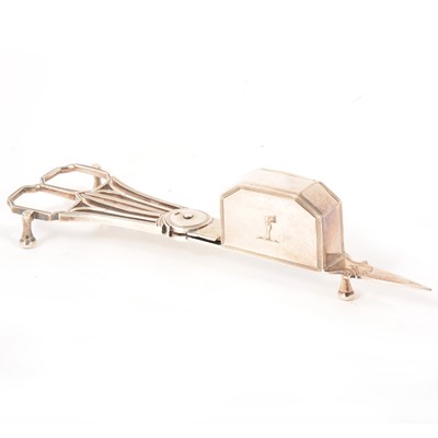 Lot 171 - A pair of George III silver spring action candle snuffers