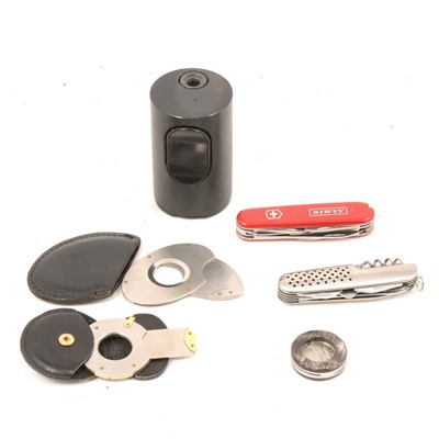 Lot 139 - Various cigar accessories.