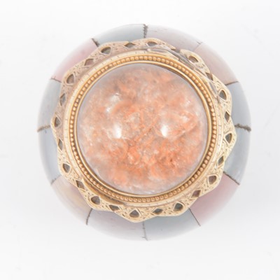 Lot 108 - Scottish hardstone and yellow metal vinaigrette