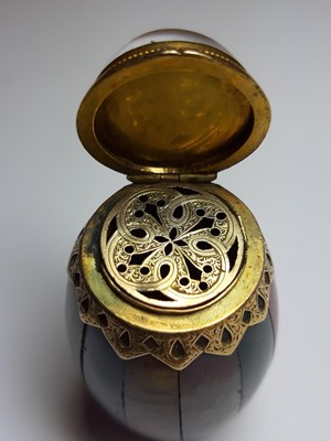 Lot 108 - Scottish hardstone and yellow metal vinaigrette