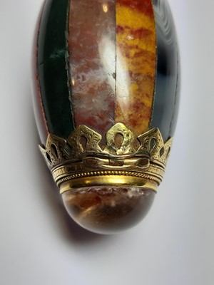 Lot 108 - Scottish hardstone and yellow metal vinaigrette