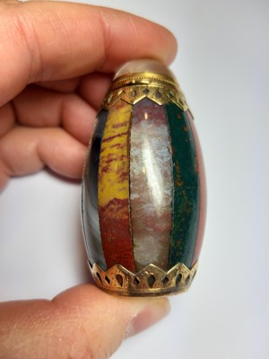 Lot 108 - Scottish hardstone and yellow metal vinaigrette