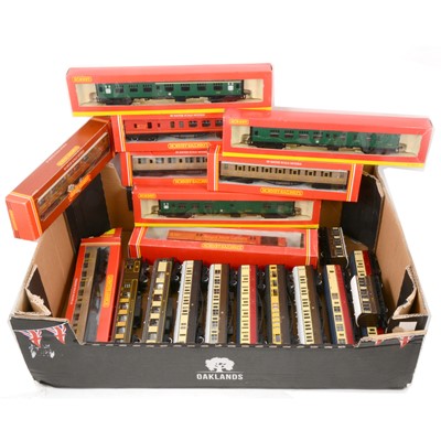Lot 142 - Twenty OO gauge model railway passenger coaches