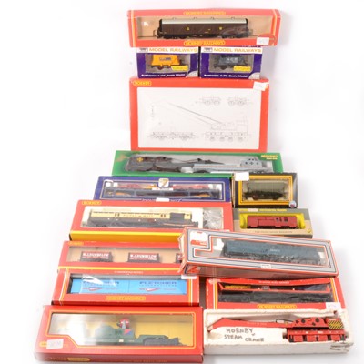 Lot 147 - Fifteen OO gauge model railway rolling-stock and wagons