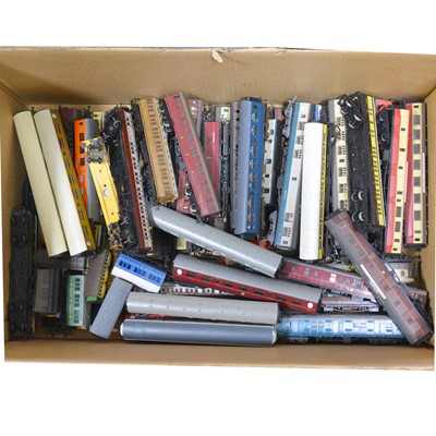 Lot 143 - A good quantity of mostly OO gauge model railway passenger coaches