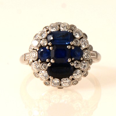 Lot 68 - A sapphire and diamond multi stone cluster ring