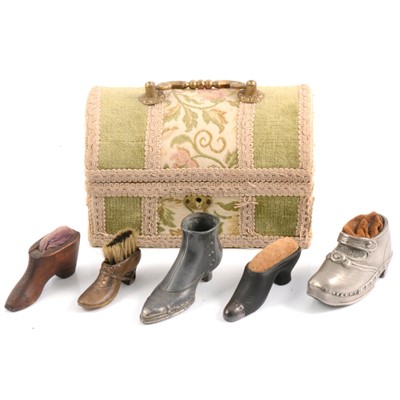 Lot 103 - Five shoe form pin cushions, in small casket.