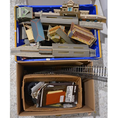 Lot 70 - OO gauge model railways accessories.