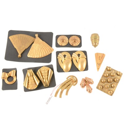 Lot 190 - Vintage gilt metal dress clips.