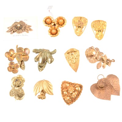 Lot 193 - Vintage gilt metal floral dress clips.