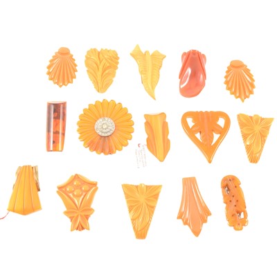 Lot 207 - Vintage American and other lucite and bakelite dress clips.