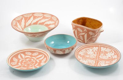 Lot 1030 - Five pieces of terracotta sgraffito ware by William and Gaye Fishley Holland.