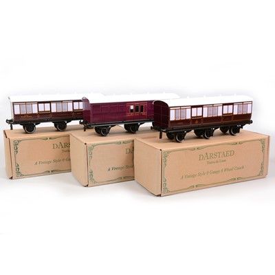 Lot 9 - Three Darstaed Trains De Luxe O gauge passenger coaches, three 6-wheel coaches