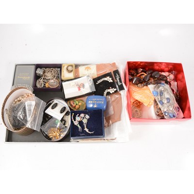 Lot 397 - A collection of vintage silver and costume jewellery
