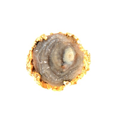 Lot 93 - A vintage natural agate crystal ring.