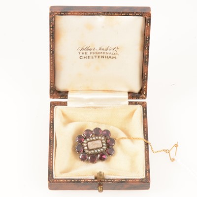 Lot 367 - A Georgian mourning brooch.