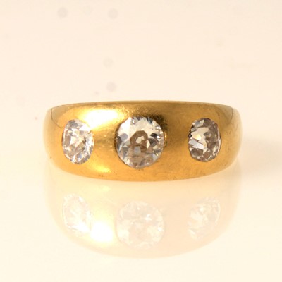 Lot 76 - A roman set diamond three stone ring.