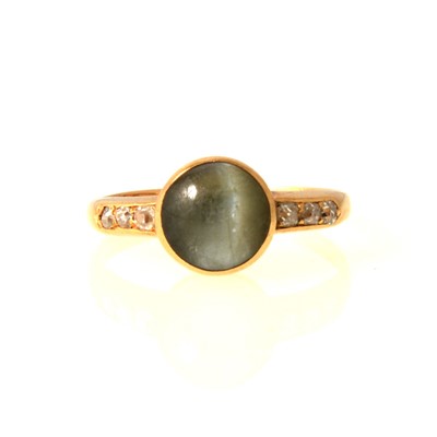 Lot 72 - A Chrysoberyl cats eye ring.