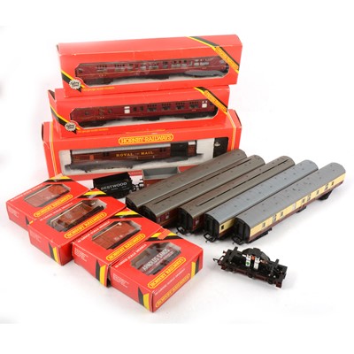 Lot 54 - Hornby OO gauge model railway passenger coaches and wagons
