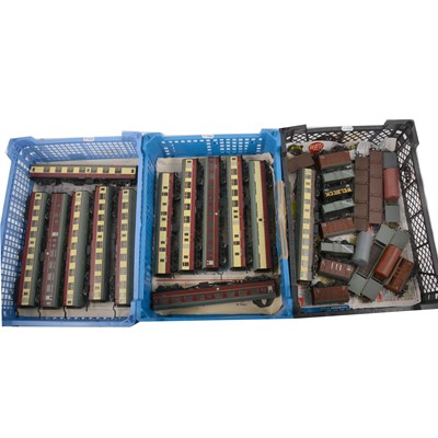 Lot 32 - Bachmann OO gauge model railway passenger coaches and rolling stock.