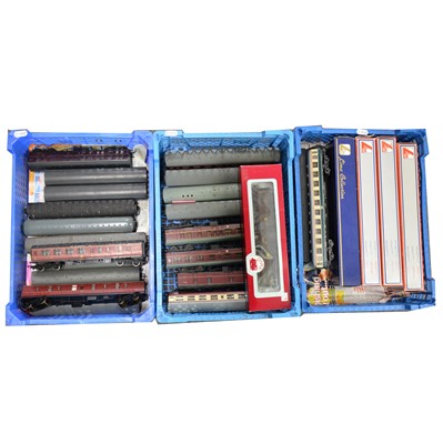 Lot 86 - Twenty-seven OO gauge model railway passenger coaches