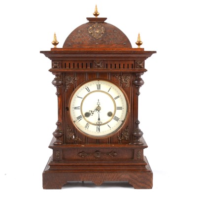Lot 102 - Continental oak mantle clock