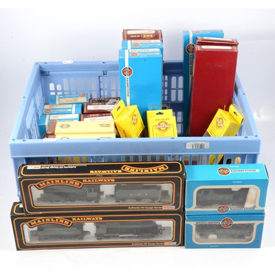 Lot 68 - OO gauge model railway selection, a mixed lot to include four locomotives
