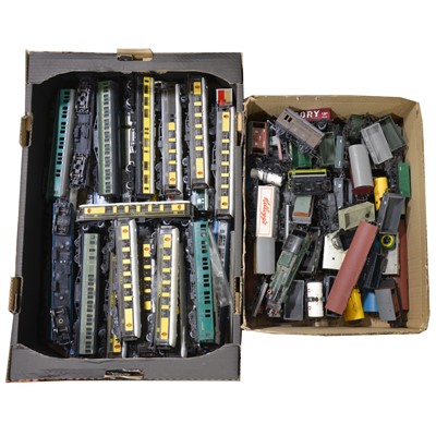 Lot 91 - Two trays of OO gauge model railway passenger coaches, wagons and vans