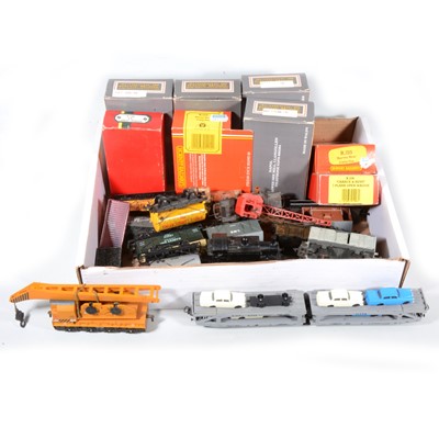 Lot 84 - Twenty-one OO gauge model railway wagons and vans