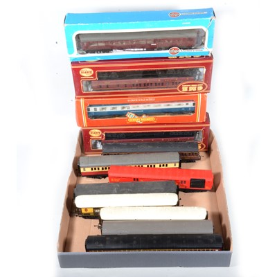 Lot 83 - Twelve OO gauge model railway passenger coaches