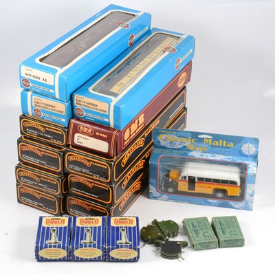 Lot 66 - OO gauge model railway passenger coaches etc.