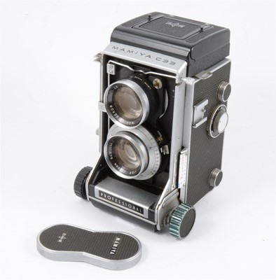 Lot 112 - A Mamiya C33 "Professional" camera.