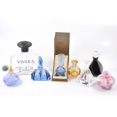 Lot 92 - Eighteen vintage perfume bottles and atomisers.
