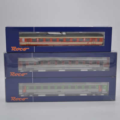 Lot 32 - Two Roco HO gauge model railway passenger coach set.