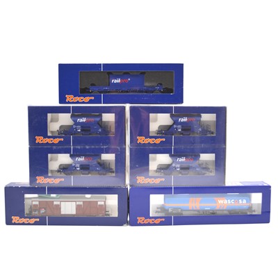 Lot 70 - Five Roco HO gauge model railway rolling-stock and wagons