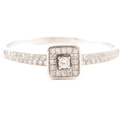 Lot 16 - A diamond halo ring.