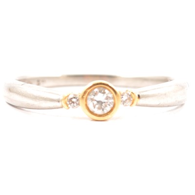 Lot 3 - A diamond solitaire ring.