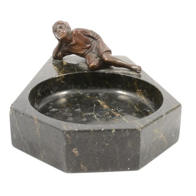 Lot 78 - Belge Noir marble ashtray
