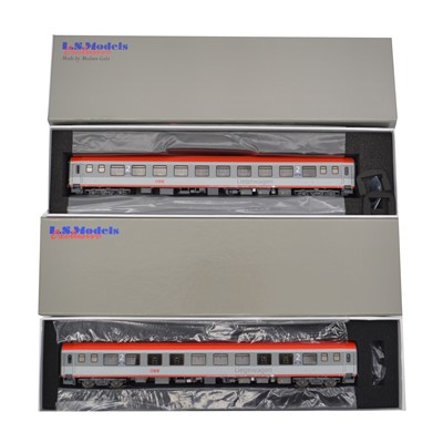 Lot 158 - LS Models Exclusive HO model railway passenger coaches, two ref 47054 and 47058 Bcmz 59-90