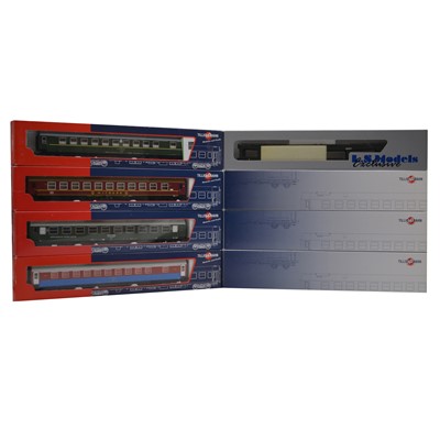 Lot 233 - Eight Tillig Bahn HO gauge model railway passenger coaches