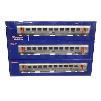Lot 345 - Roco HO gauge model railway 3-car passenger coach pack ref 64035 CP, (incorrect box label)