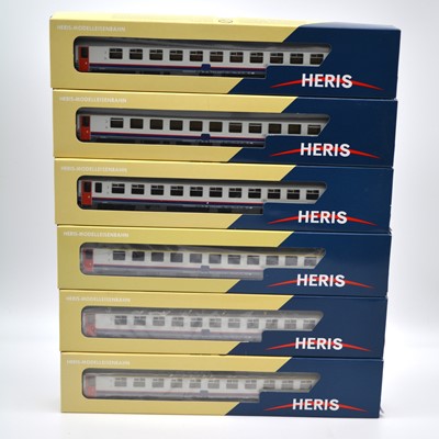 Lot 371 - Six Heris HO gauge model railway passenger coaches
