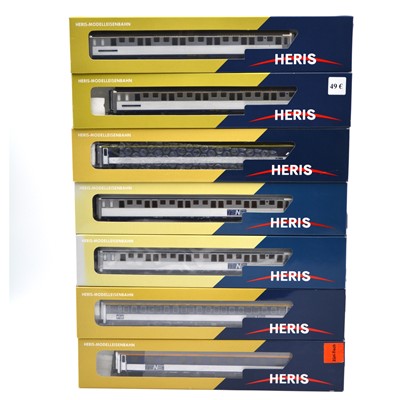Lot 372 - Seven Heris HO gauge model railway passenger coaches
