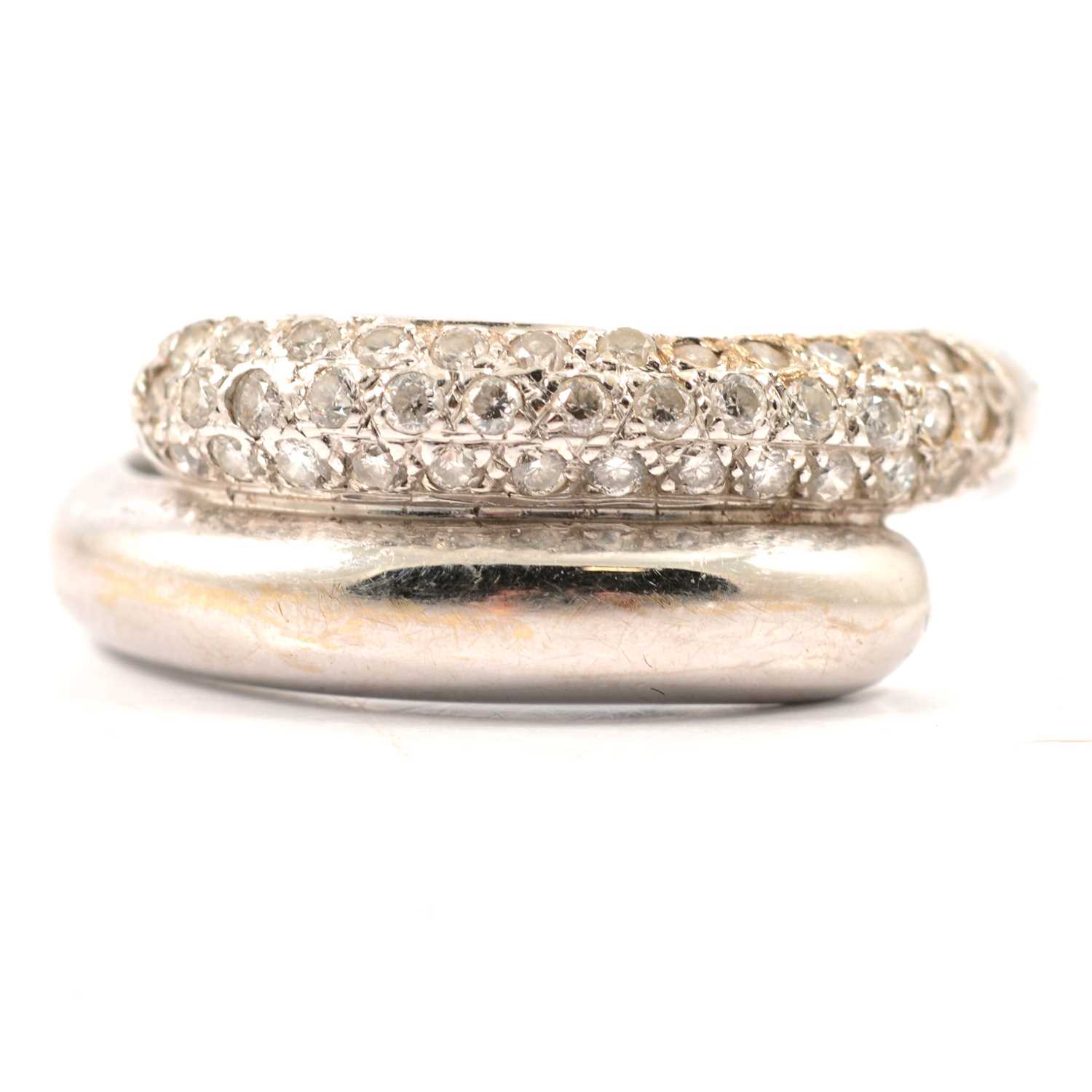 Lot 26 - A contemporary diamond crossover ring.