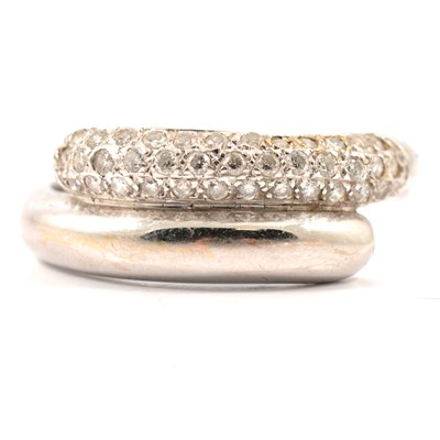 Lot 26 - A contemporary diamond crossover ring.